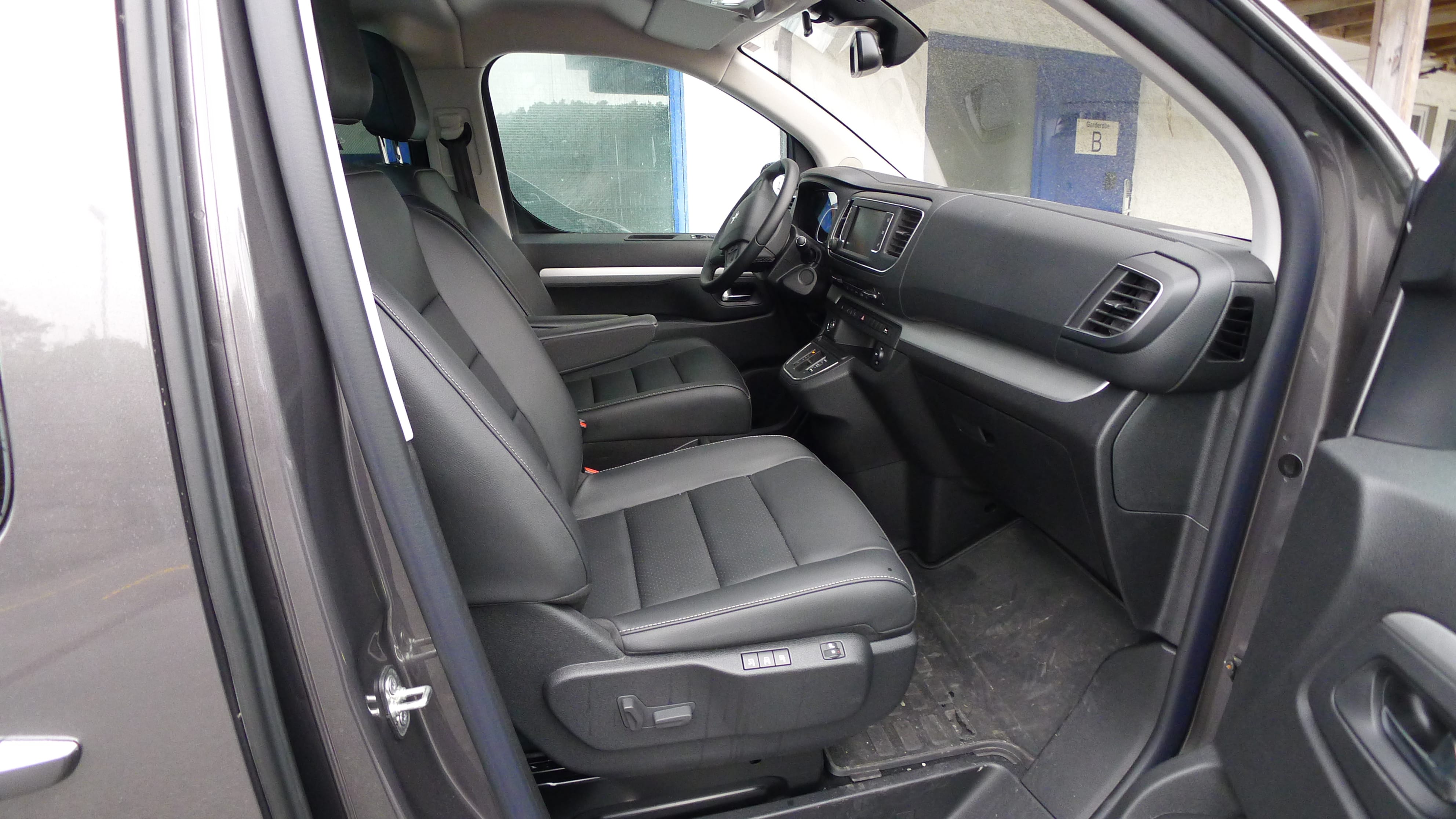 Peugeot Traveller Business Elbil, rekkevidde 28 mil med GPS