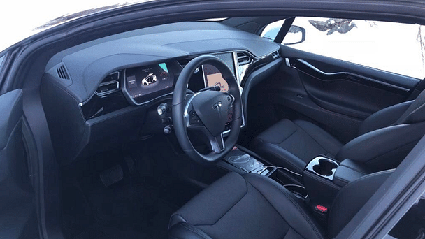 Tesla Model X med Lydinngang