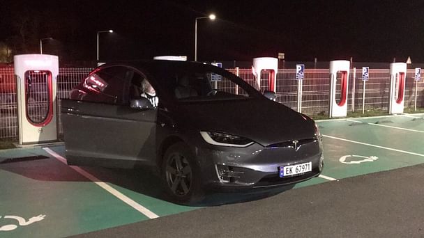 Tesla Model X med Lydinngang