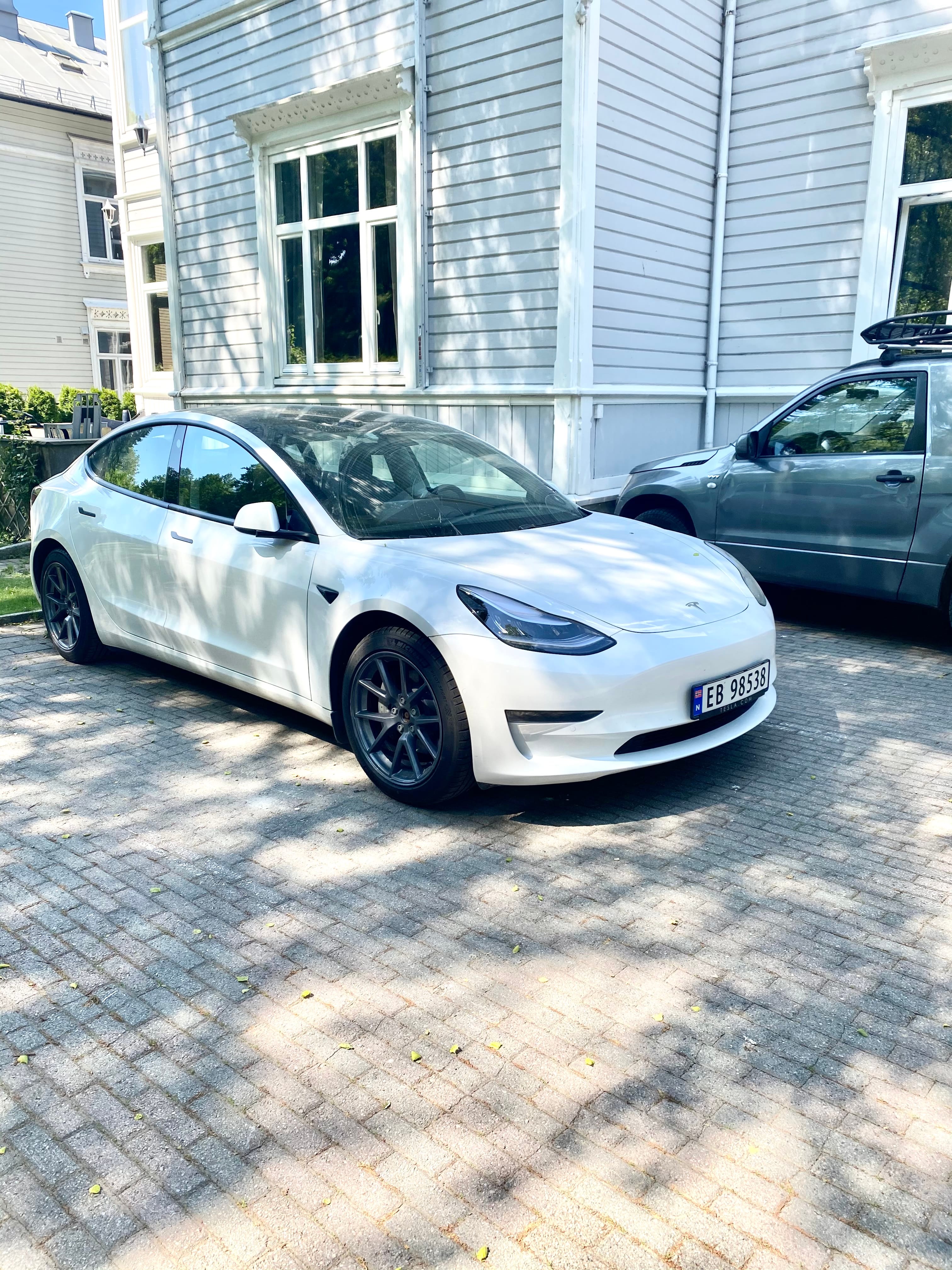 Tesla Model 3 mit Navigationsgerät