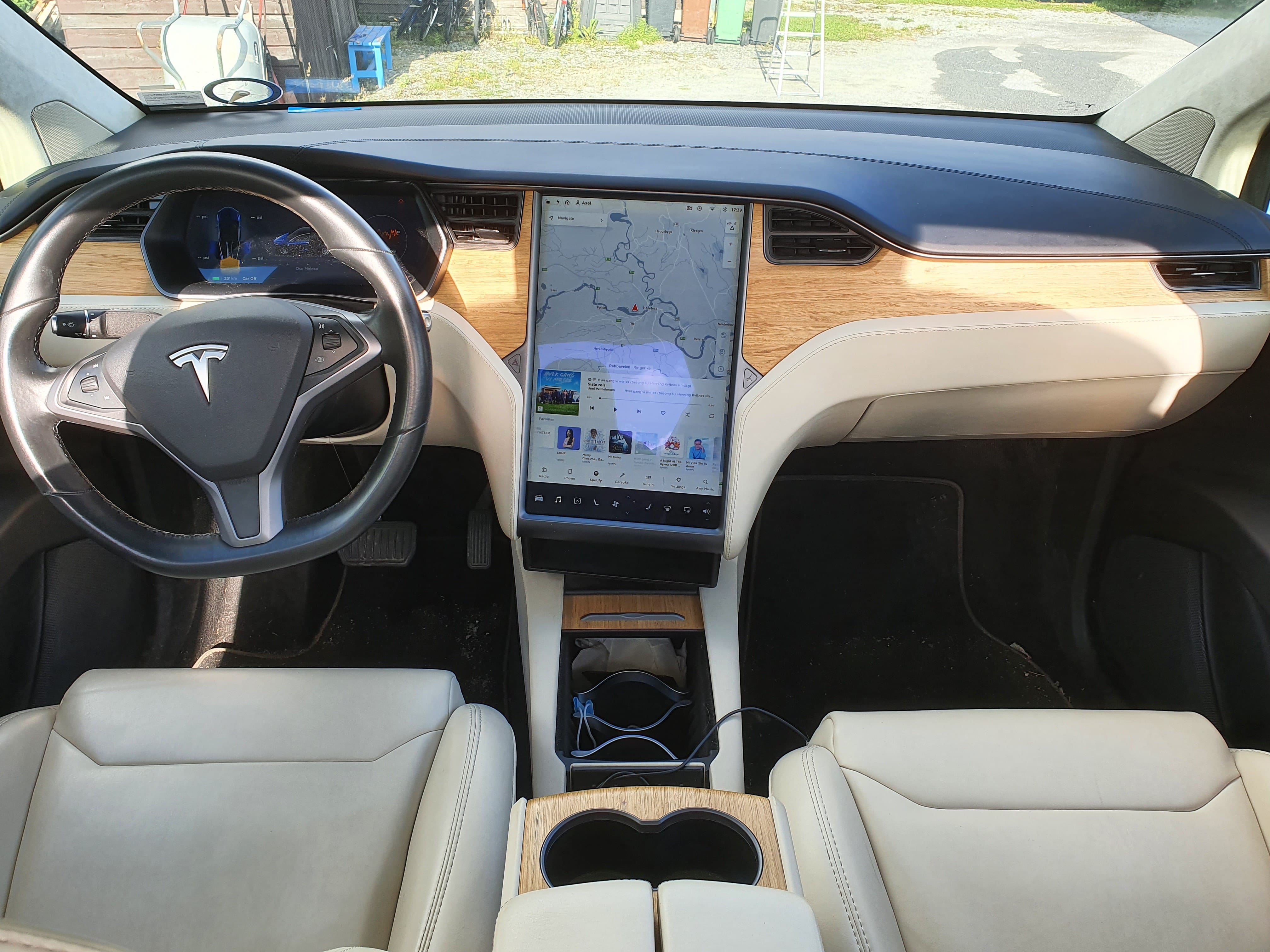 Tesla Model X med GPS