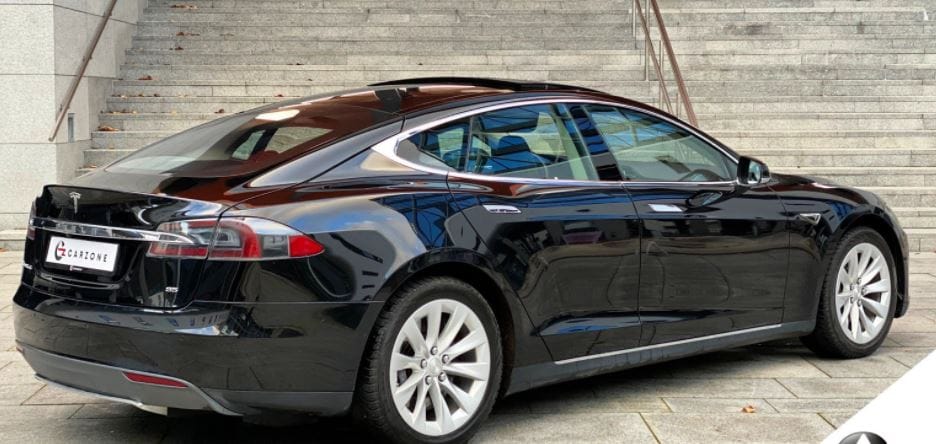 Tesla Model S mit Navigationsgerät