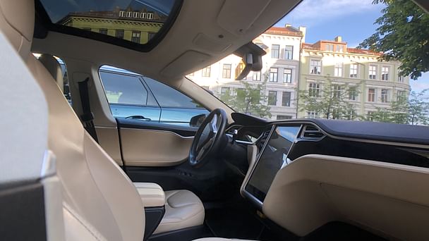 Tesla Model S med Lydinngang