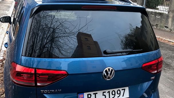 Volkswagen Touran med Skistativ