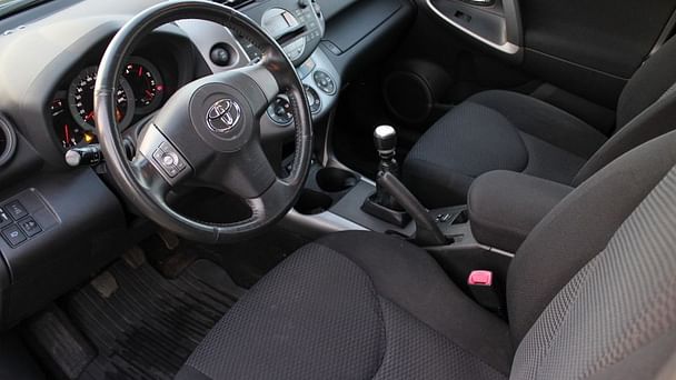 Toyota RAV 4 med Lydinngang