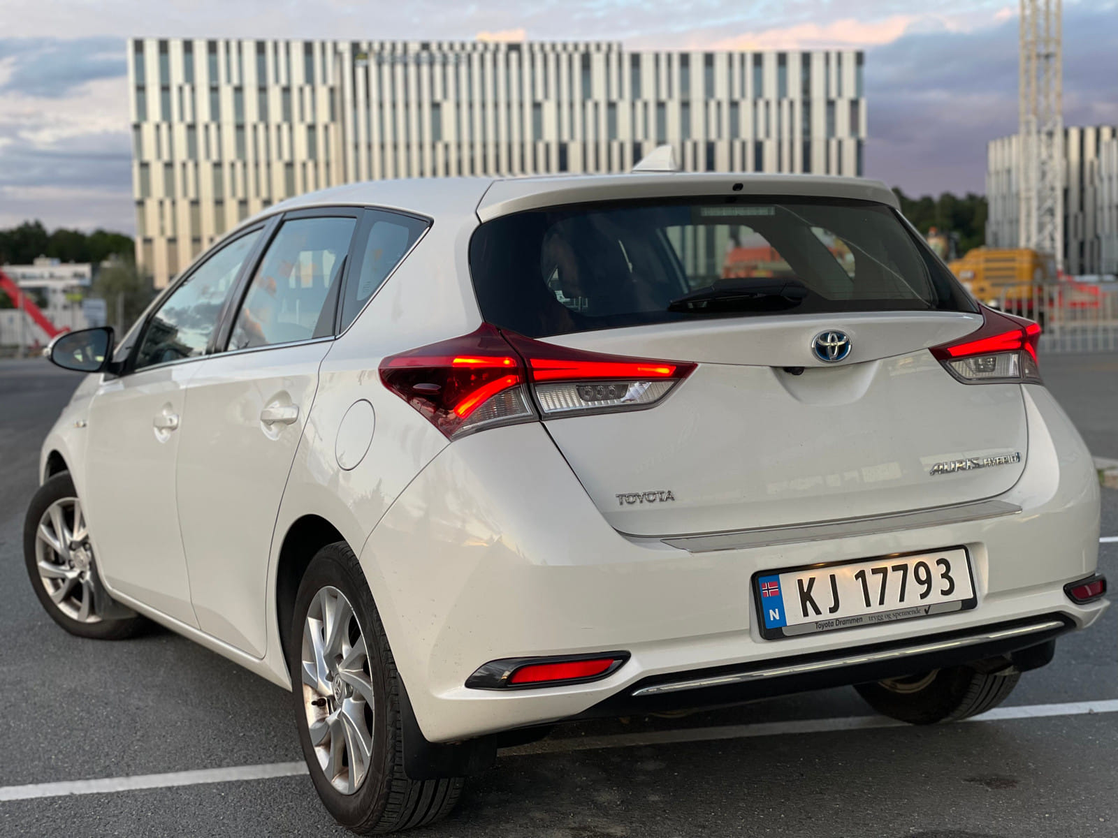 Toyota Auris 1,8 Hybrid E-CVT Active, 2015, Blyfri 95, automatisk