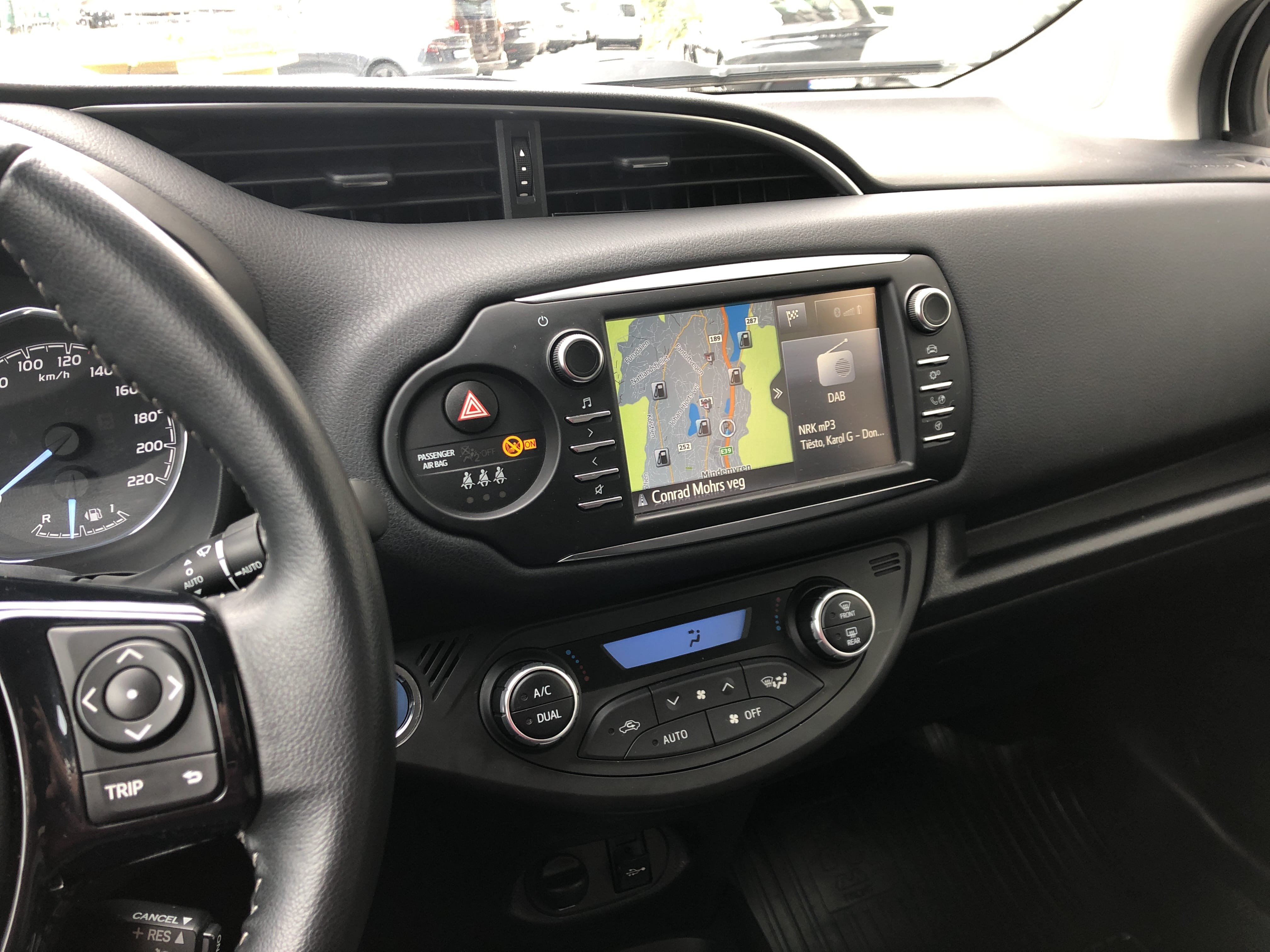 Toyota Yaris Hybrid Bensin 5 seter Automat