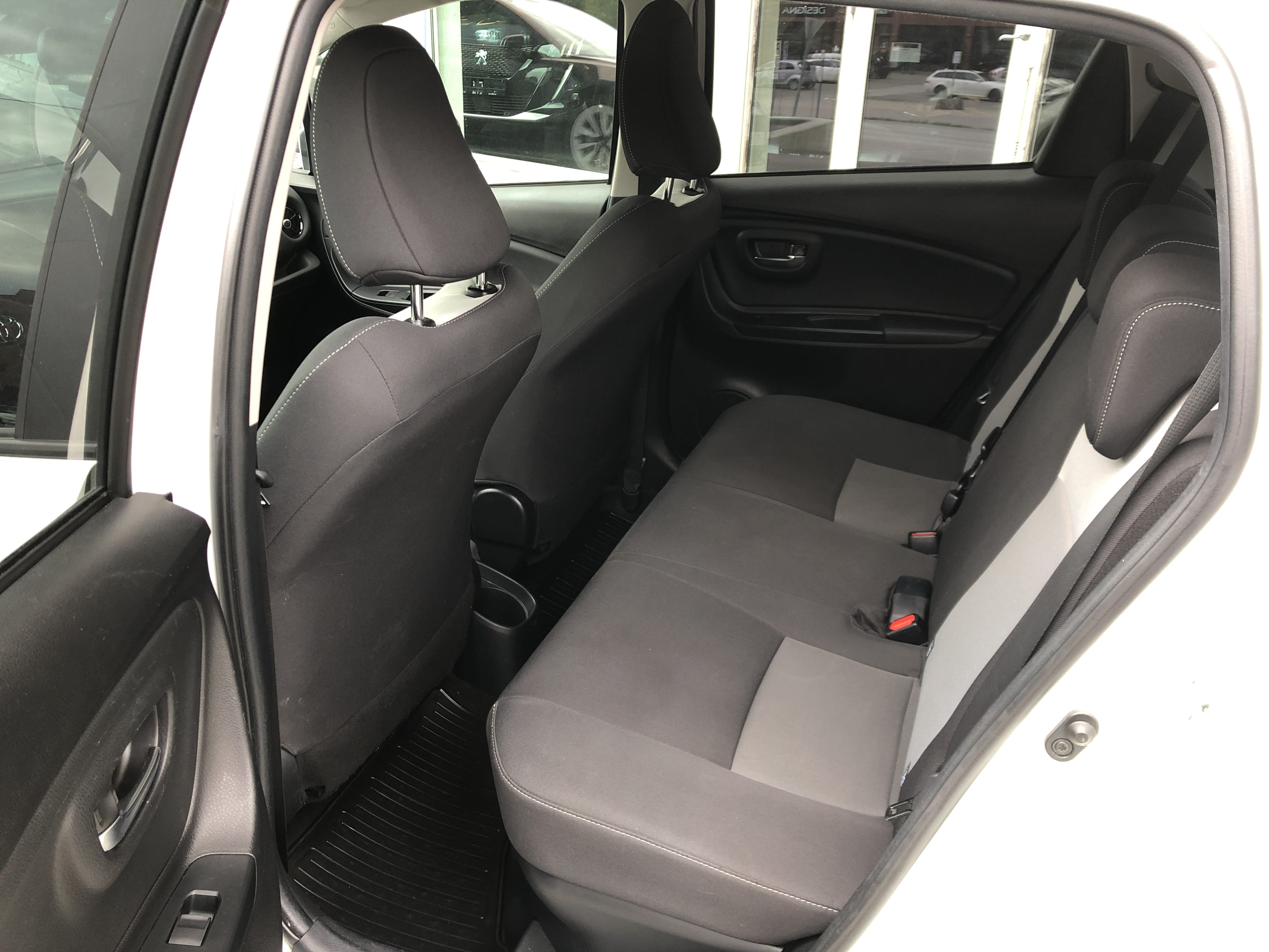 Toyota Yaris Hybrid Bensin 5 seter Automat with Snow tires