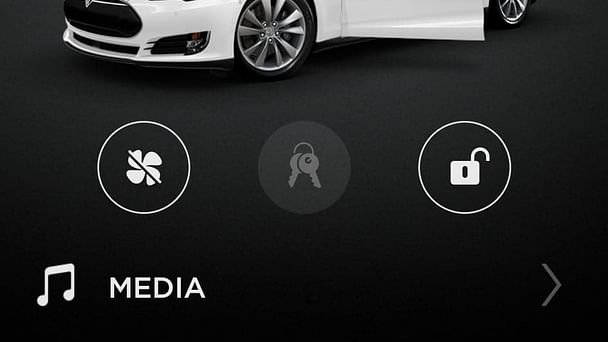 Tesla Model S med Lydinngang