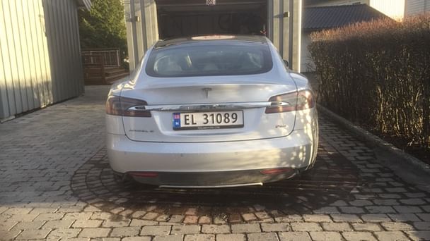 Tesla Model S med Lydinngang