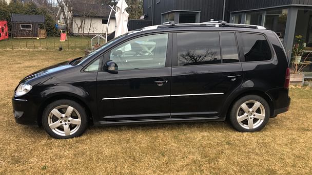 Volkswagen Touran med Skistativ