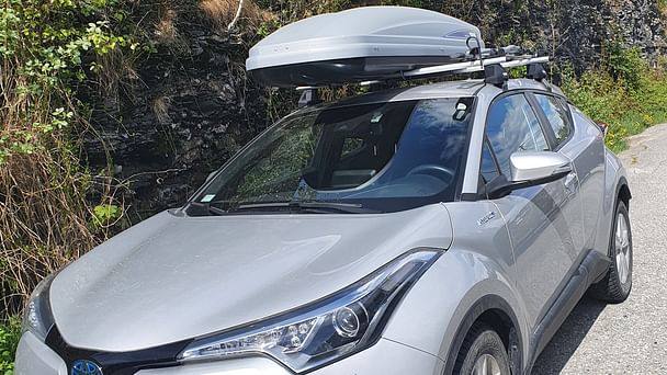 Toyota C-HR med Skistativ