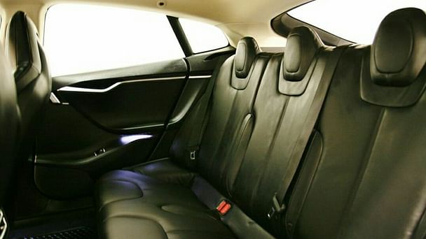 Tesla Model S med Lydinngang
