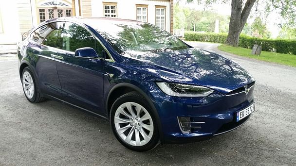 Tesla Model X med Lydinngang