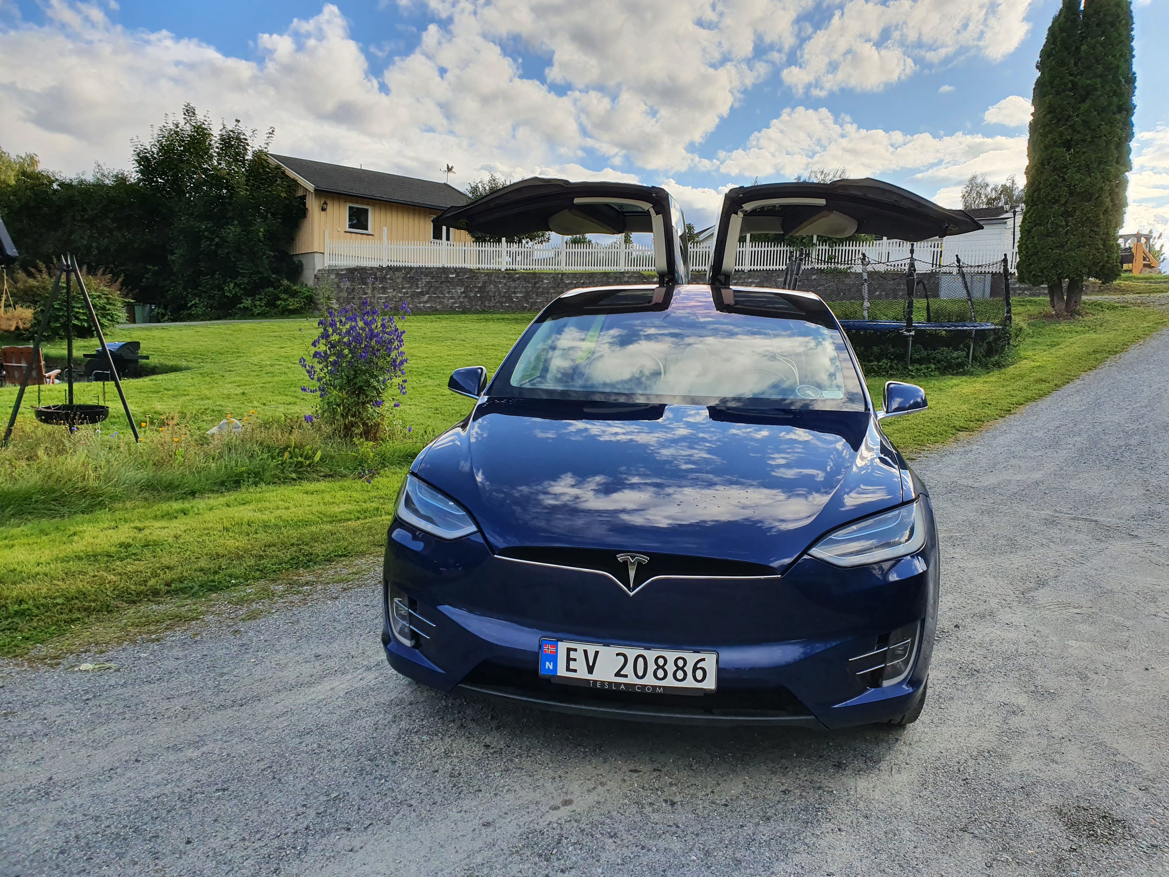 Tesla Model X med Lydinngang