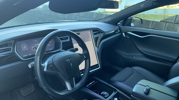 Tesla Model S med Lydinngang