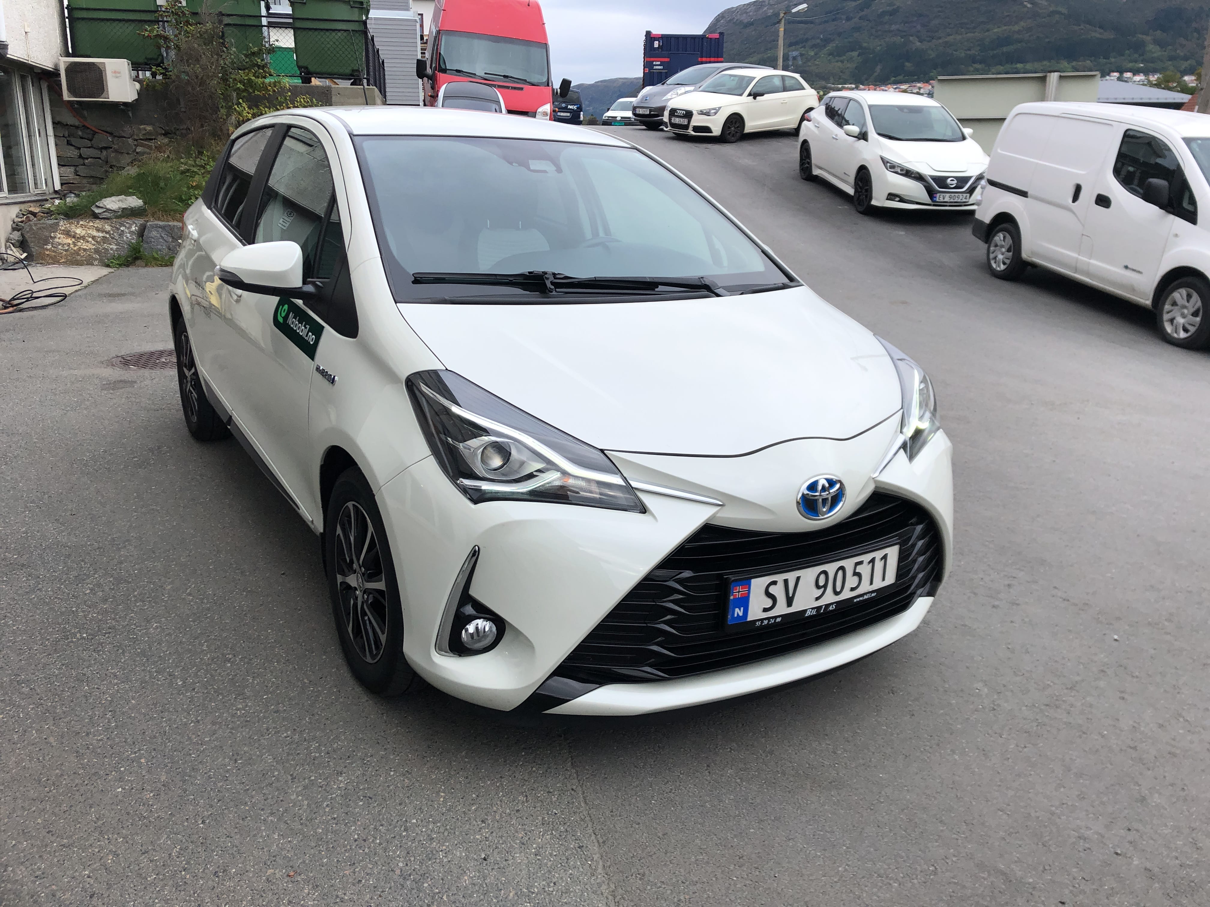 Toyota Yaris Hybrid Bensin 5 seter Automat with Bluetooth audio