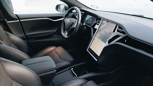 Tesla Model S med Lydinngang