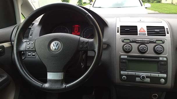 Volkswagen Touran med Skistativ