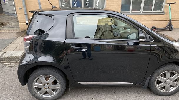 Toyota Iq - perfekt liten bil til både byen og helgetur med Skistativ