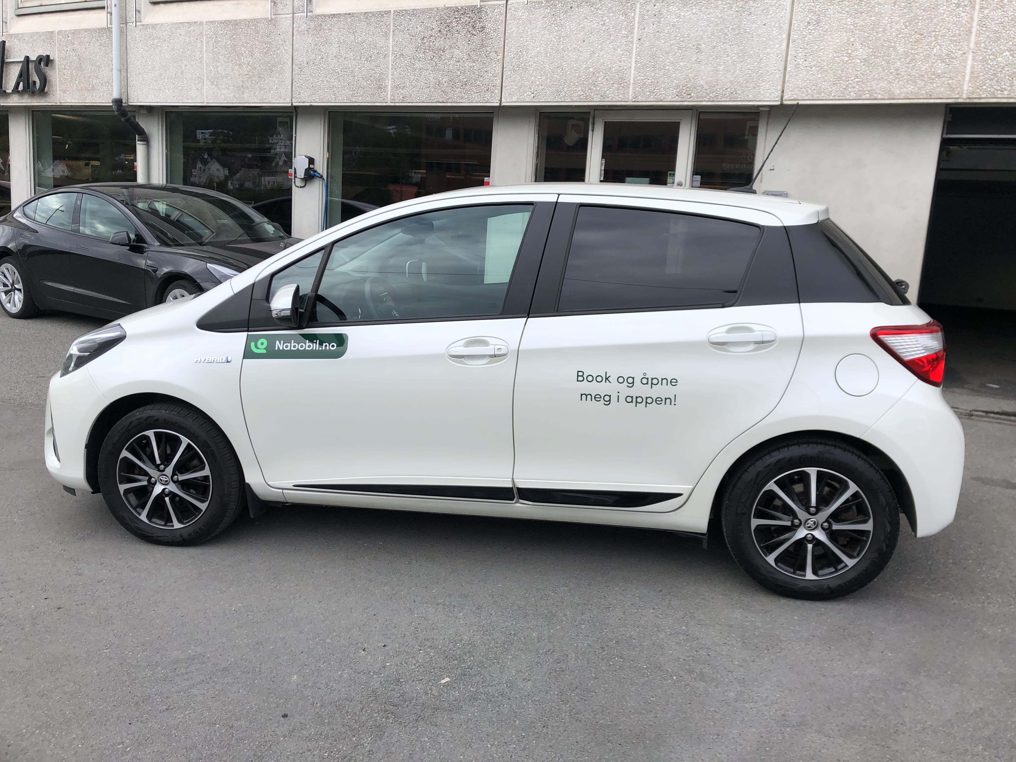 Toyota Yaris Hybrid Bensin 5 seter Automat with Air conditioning