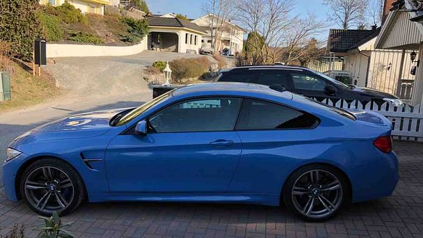 BMW M4 Cabriolet med Lydinngang