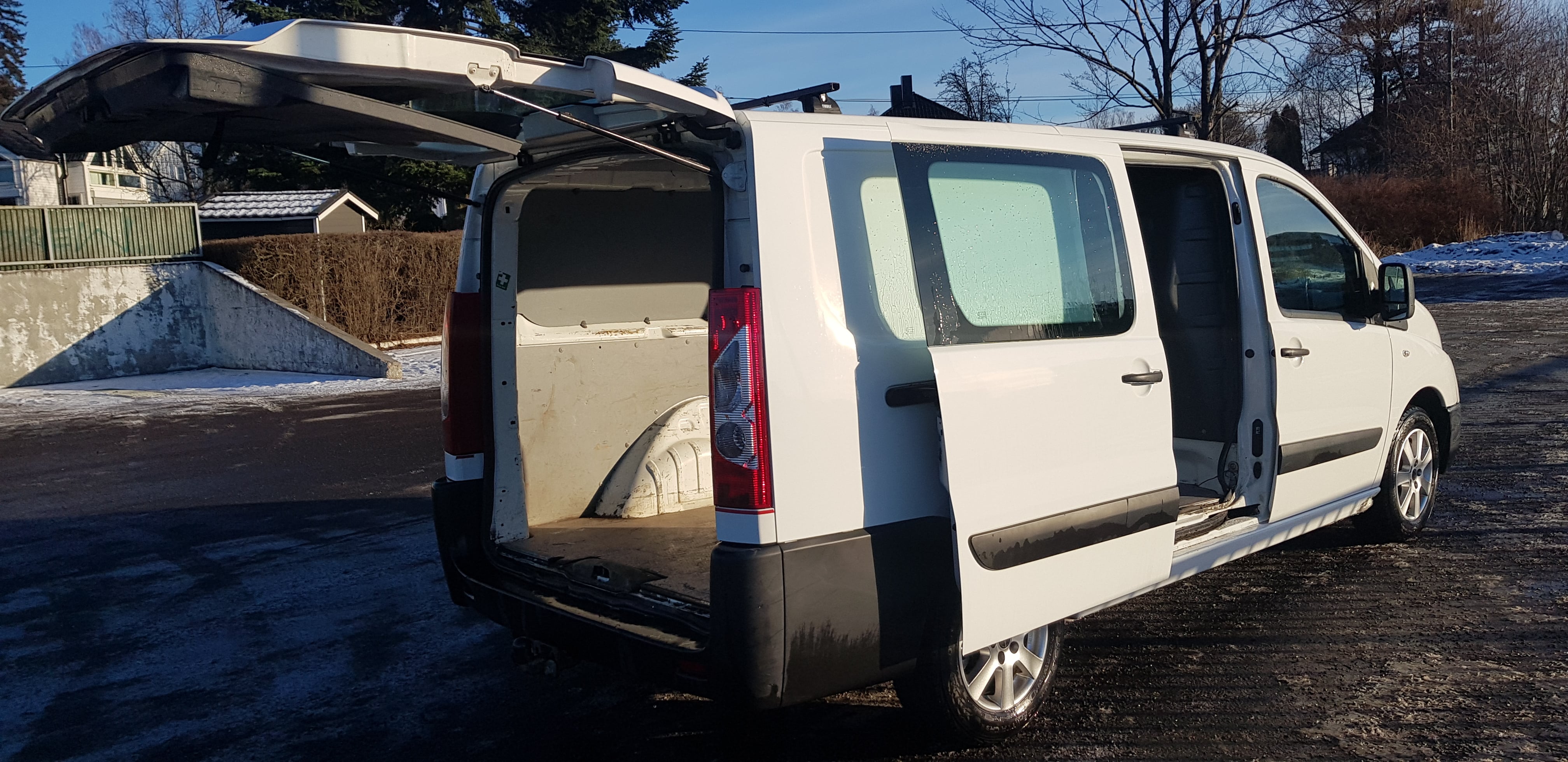 Peugeot Expert Flyttebil med Tilhengerfeste