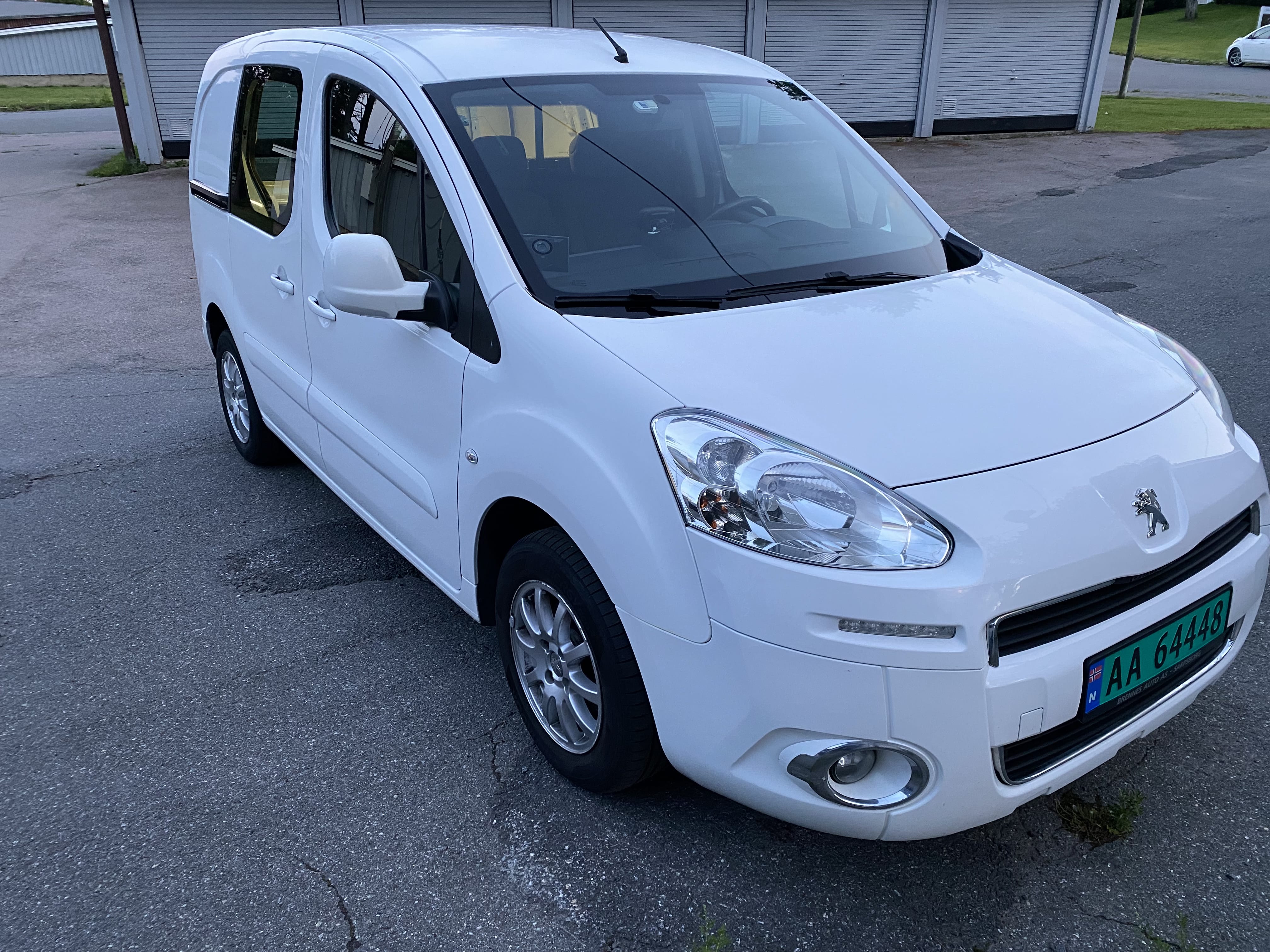 Peugeot Partner lettkjørt, ryggekamera, DAB, vinterdekk, tilhengerfeste, takstativ, godt vedlikeholdt with Backup camera