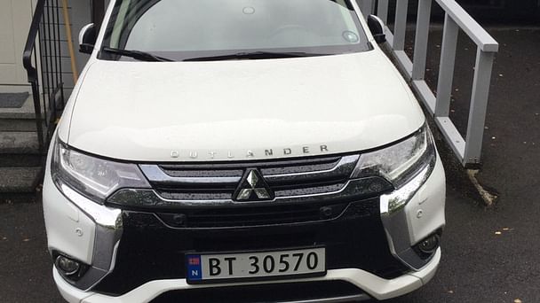 Mitsubishi Outlander med Skistativ