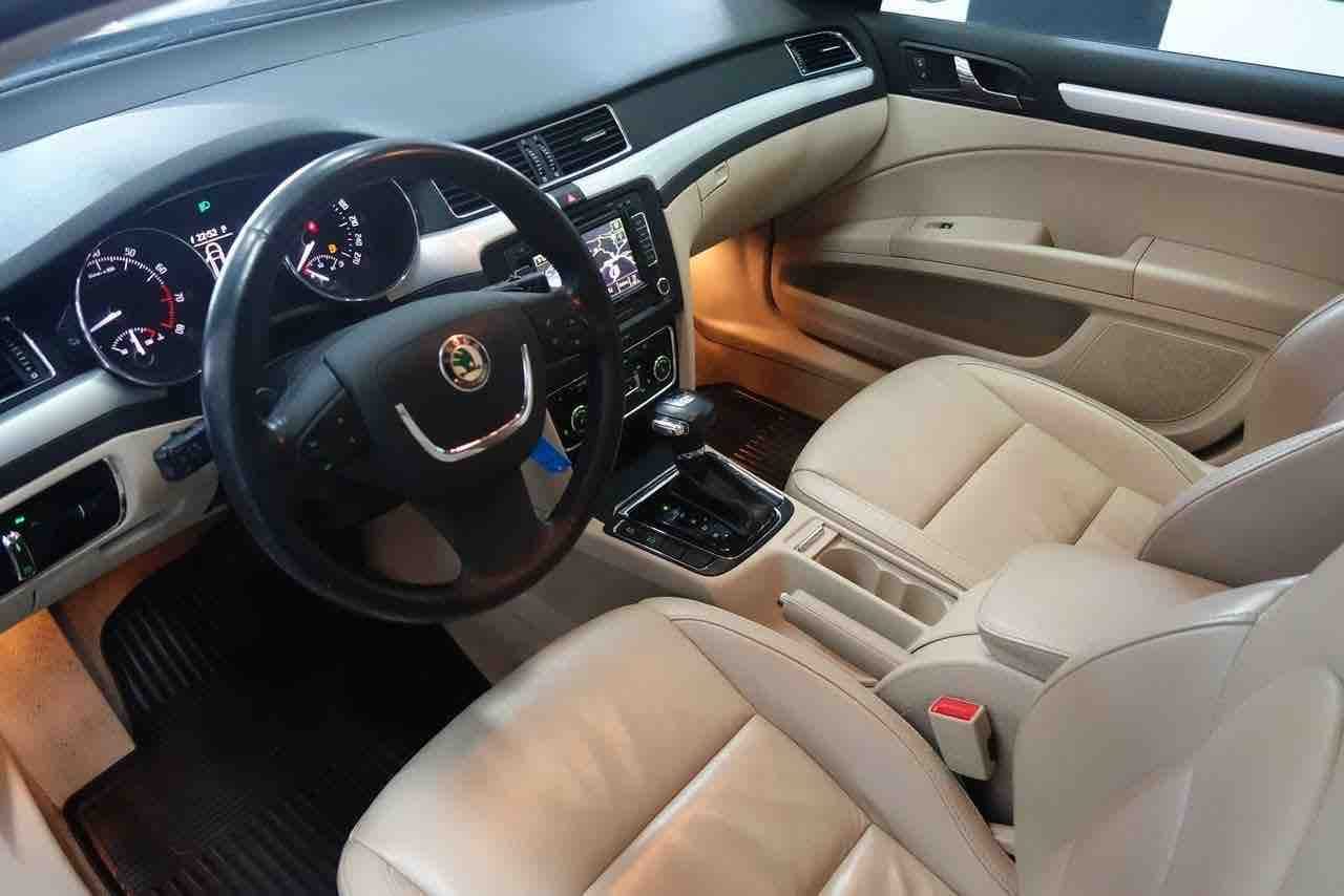 Skoda Superb Combi med Lydinngang