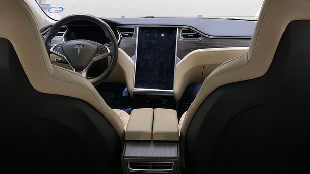 Tesla Model S med Lydinngang