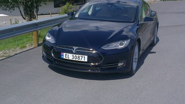 Tesla Model S med Lydinngang