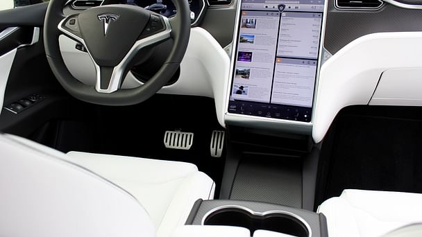 Tesla Model S med Skistativ