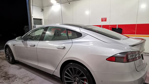 Tesla Model S med Lydinngang