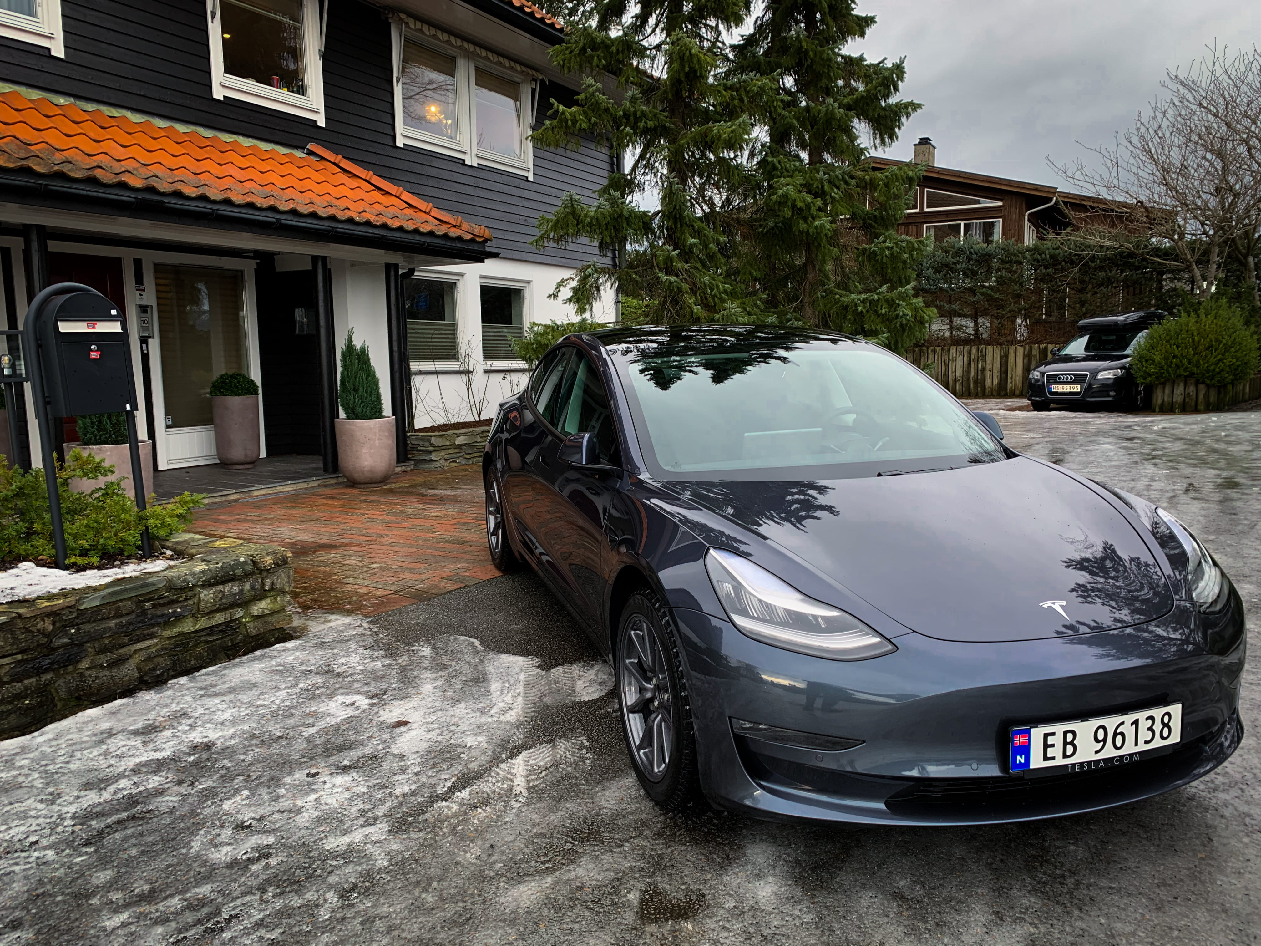 Tesla Model 3 Long Range AWD med Vinterdekk