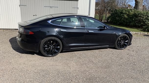 Tesla Model S med Lydinngang