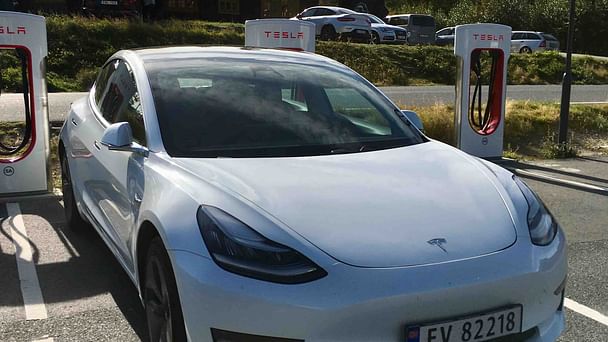 Tesla Model 3 AWD med Lydinngang