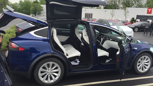 Tesla Model X med GPS