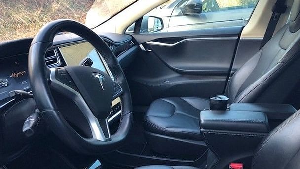 Tesla Model S med Lydinngang