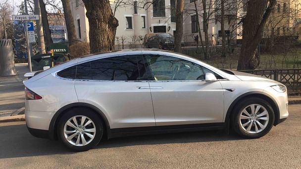 Tesla Model X med GPS