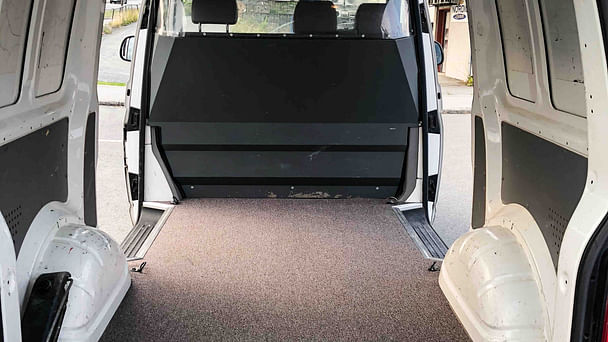Volkswagen Transporter 2.0 TDI med Snøkjettinger
