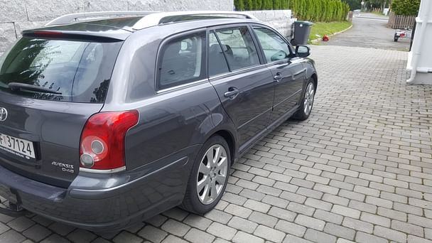 Toyota Avensis SW med Lydinngang