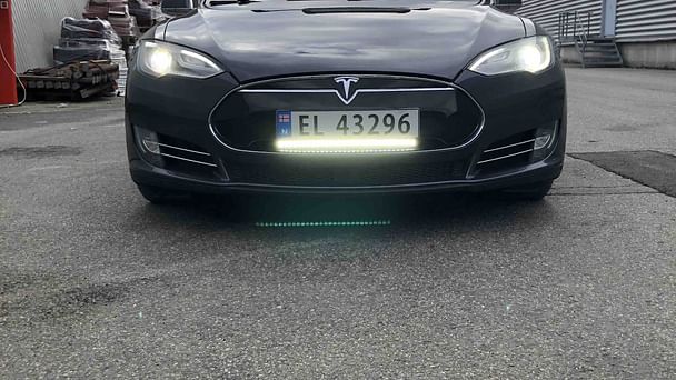 Tesla Model S med Skistativ