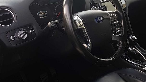 Ford Mondeo SW med Lydinngang