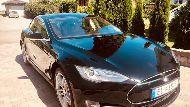 Tesla Model S med Lydinngang