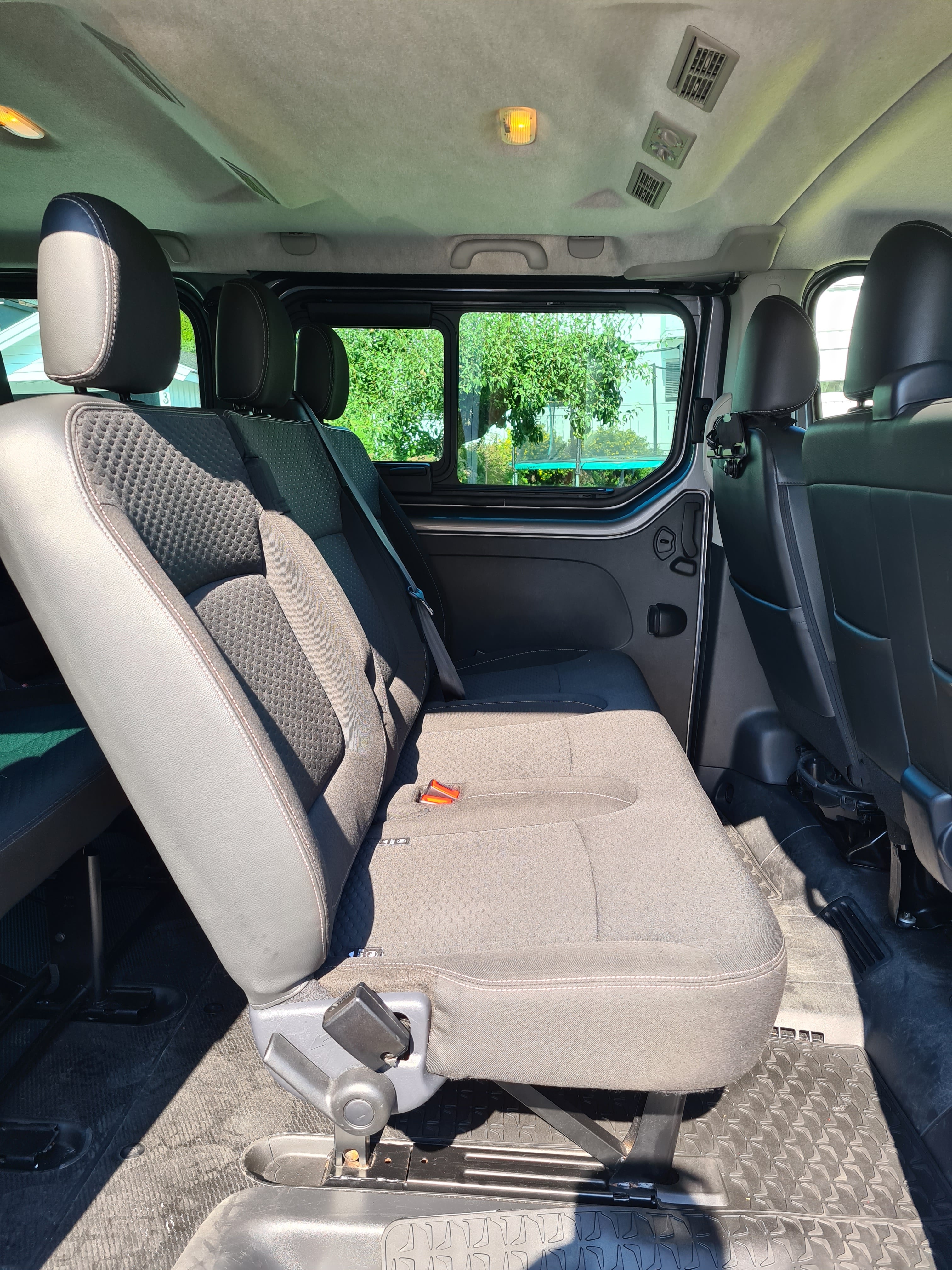 Opel Vivaro Minibuss med Tilhengerfeste