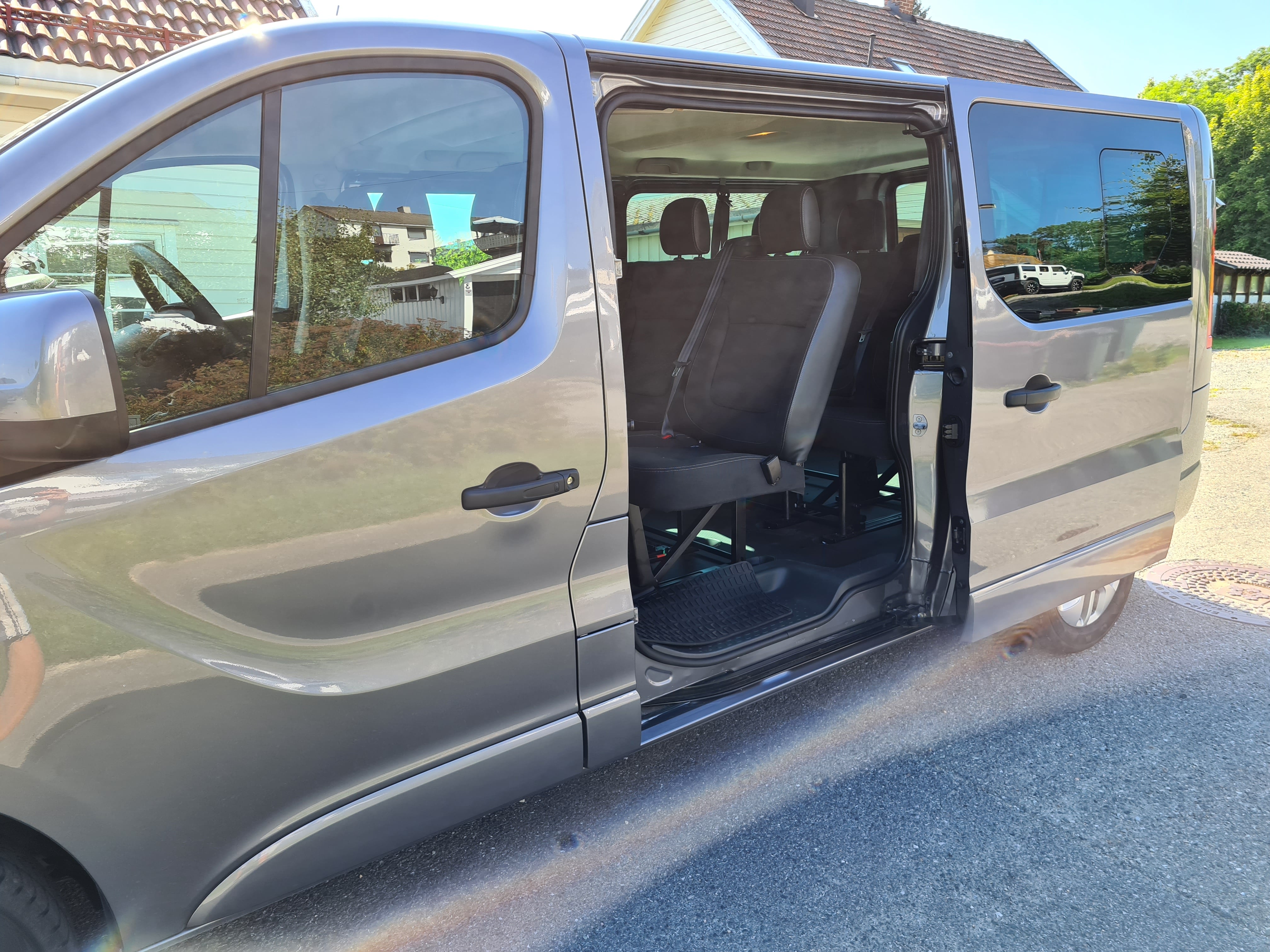 Opel Vivaro Minibuss med GPS