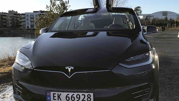 Tesla Model X med GPS