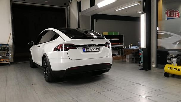 Tesla Model X med Lydinngang