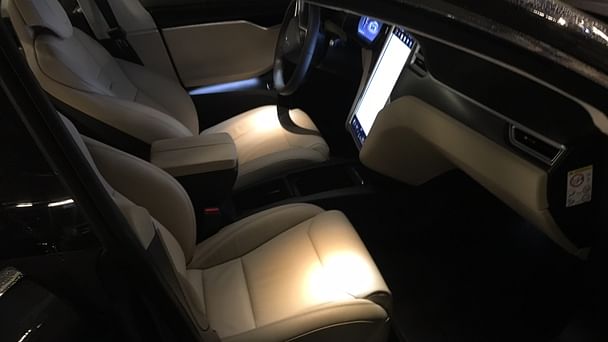 Tesla Model S med Lydinngang